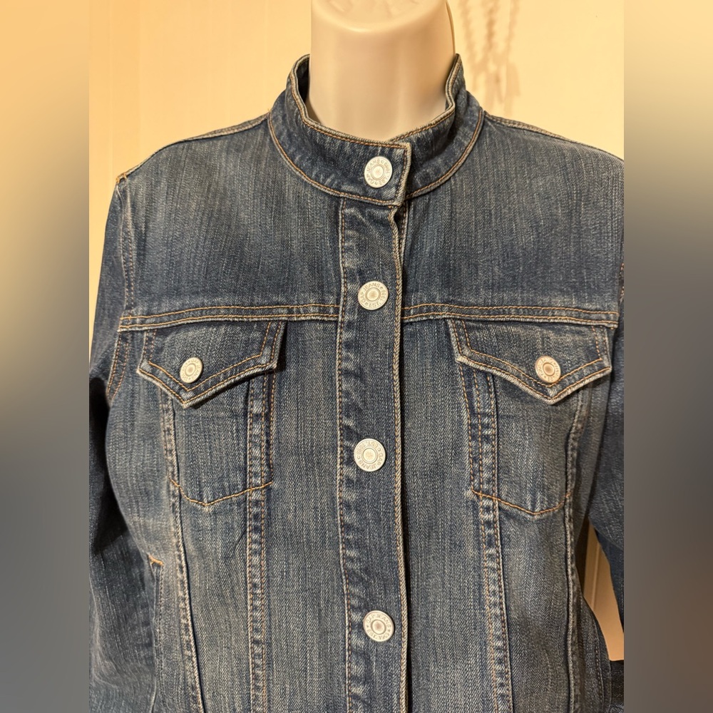 NWOT GAP stretch snub collar denim jacket. Sz M heavy duty, quality snaps.
